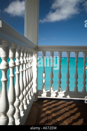Deck con ringhiera in presenza di luce solare sul bellissimo mare Foto Stock