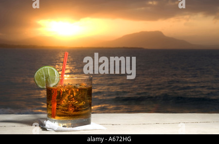 Cocktail di mare al tramonto con isola in distanza Repubblica dominicana Foto Stock