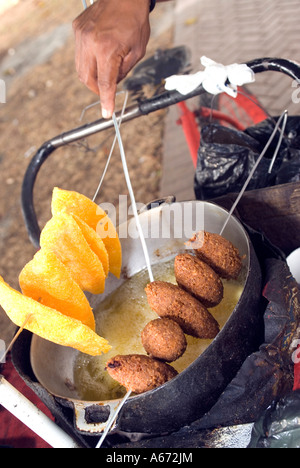 La cottura di cibo di strada emanadas johnny frittelle dolci dal venditore repubblica dominicana sfocatura del movimento Foto Stock