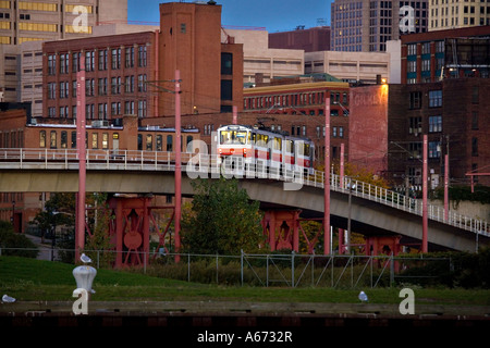 Cleveland Rapid Transit Train quasi alla sommità di un aggiornamento. Foto Stock