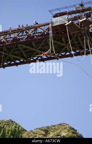 L'uomo saltando da Ponte di Kawarau Bungy Queenstown Isola del Sud della Nuova Zelanda Foto Stock