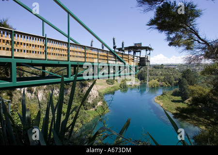 Cantilever spettacolare bungy jumping piattaforma 47 metri sopra il fiume Waikato valley Taupo Isola del nord della Nuova Zelanda Foto Stock