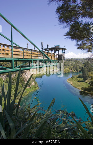 Cantilever spettacolare bungy jumping piattaforma 47 metri sopra il fiume Waikato valley Taupo Isola del nord della Nuova Zelanda Foto Stock