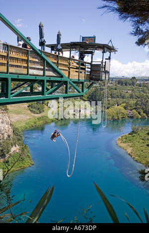 L'uomo tuffarsi nel fiume Waikato da 47 metri di altezza piattaforma a sbalzo in corrispondenza di Taupo Bungy Isola del nord della Nuova Zelanda Foto Stock