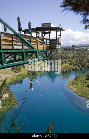 L'uomo tuffarsi nel fiume Waikato da 47 metri di altezza piattaforma a sbalzo in corrispondenza di Taupo Bungy Isola del nord della Nuova Zelanda Foto Stock