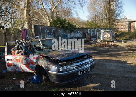 Bruciata auto sulla terra desolata, Canbury giardini, Kingston upon Thames, Surrey, Inghilterra, Regno Unito. Foto Stock