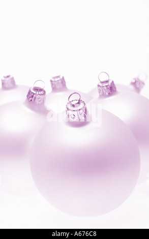 Decorazioni natalizie di color lilla pallido su sfondo bianco Foto Stock