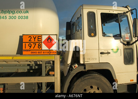 Primo piano di prodotti chimici pericolosi e merci pericolose & cartello con le informazioni sui materiali su autocisterna a gas per aiutare l'emergenza Servizi Inghilterra UK Foto Stock