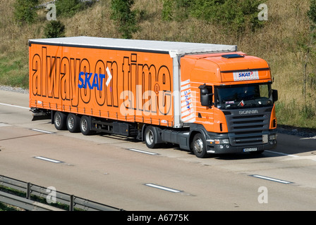 M25 Autostrada Skat rimorchio articolato & Scania camion provenienti dalla Polonia Foto Stock