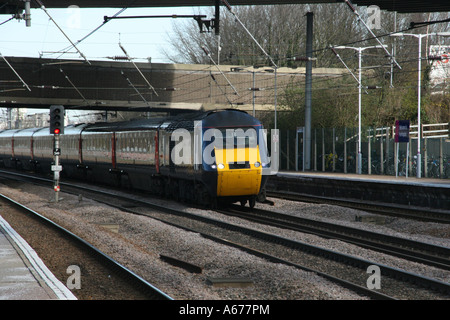 GNER Treno ad alta velocità passa attraverso la stazione di Huntingdon Foto Stock