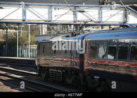 GNER Express treno passeggeri passa attraverso la stazione di Huntingdon Foto Stock