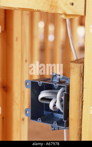 Nuovo interruttore elettrico di installazione in una nuova costruzione in casa Foto Stock