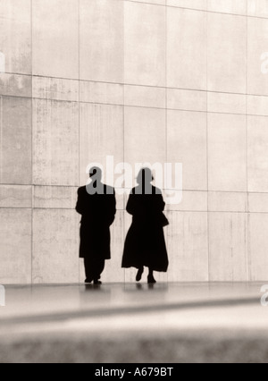 Due persone a piedi in città Foto Stock