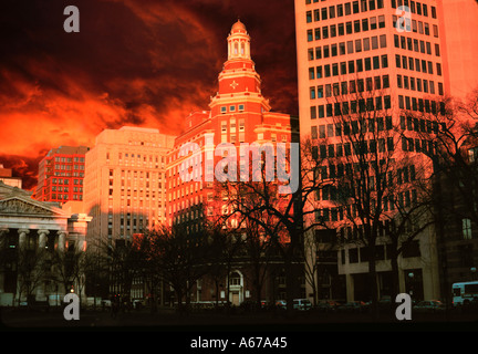 Skyline della città con il rosso Cielo di tramonto New Haven Connecticut USA Foto Stock