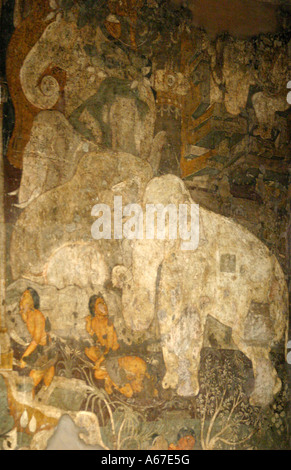 Spettacolari dipinti a muro in grotta numero diciassette a Ajanta,il famoso sito patrimonio mondiale dell'UNESCO nel Maharashtra in India Foto Stock