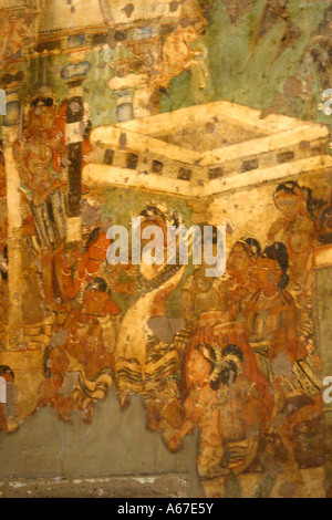 Spettacolari dipinti a muro nella grotta del numero uno a Ajanta,il famoso sito patrimonio mondiale dell'UNESCO nel Maharashtra in India Foto Stock