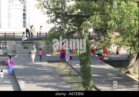 Colorate ragazze indiano godere di un picnic nei giardini del Bibi-ka-Maqbara monumento di Aurangabad nel Maharashtra, India Foto Stock