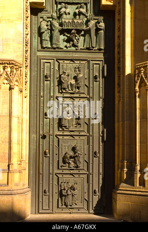 Sportello per la cattedrale di San Vito nel castello di Praga motivi Repubblica Ceca Foto Stock