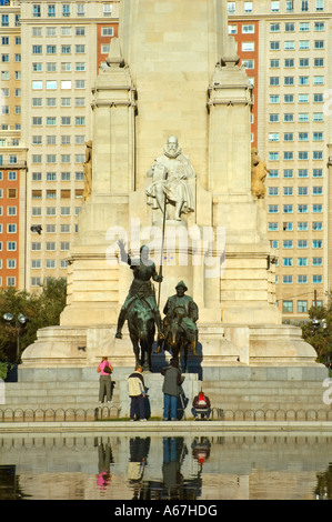 La statua di Don Chisciotte in Plaza de Espana piazza nel centro di Madrid Spagna UE Foto Stock