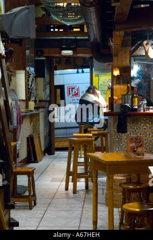 Un bar di notte a las Huertas distretto centrale di Madrid Spagna UE Foto Stock