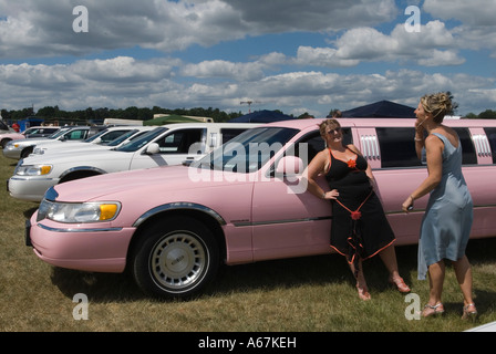 Parcheggio in limousine rosa allungato sulla Heath, corse di cavalli al Royal Ascot Berkshire Inghilterra 2006 2000s UK HOMER SYKES Foto Stock