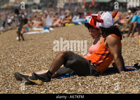 2006 i tifosi di calcio che indossano buffi cappelli inglese per celebrare la Coppa del Mondo di coppia inglese sulla spiaggia Southend on Sea Essex Inghilterra 2006 2000s HOMER SYKES Foto Stock