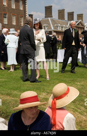 Donne che indossano lo stesso cappello estivo Londra UK. Chelsea Pensioners giorno fondatori festa giardino Inghilterra. 2006 2000 HOMER SYKES Foto Stock