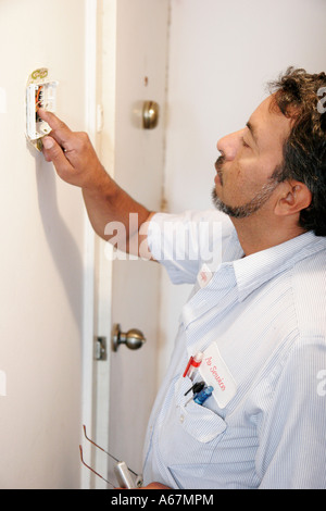 Miami Beach Florida, uomo ispanico uomini maschio, aria condizionata riparatore, riparazione, lavoro, lavoro, lavoratori dipendenti personale lavoratori, occupazione, abilità, lavoro, therm Foto Stock