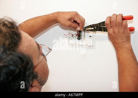 Miami Beach Florida, uomo ispanico uomini maschio, aria condizionata riparatore, riparazione, lavoro, lavoro, lavoratori dipendenti personale lavoratori, occupazione, abilità, lavoro, therm Foto Stock