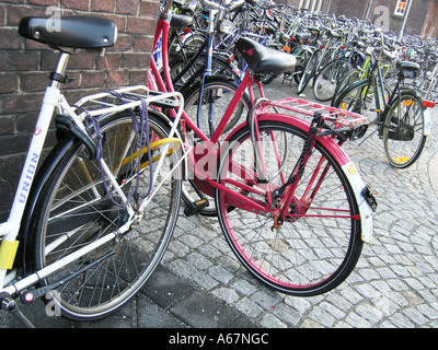Close up le biciclette parcheggiate la stazione dei treni di Maastricht Paesi Bassi Foto Stock