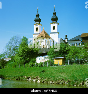 Niederaschau Chiemgau Alta Baviera Germania chiesa parrocchiale di Maria assunta dopo il fiume Prien Foto Stock