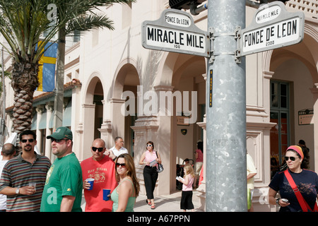 Miami Florida,Coral Gables,famiglia famiglie genitori genitori figli piccoli, Festival delle Arti, ispanici residenti fiera, Miracle Mile, Ponce De Leon Boule Foto Stock