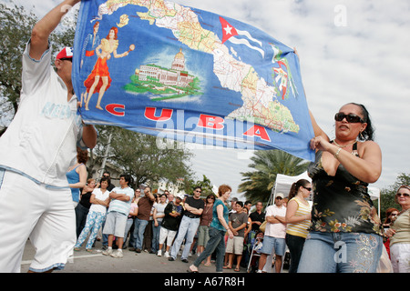 Miami Florida,Coral Gables,famiglia famiglie genitori genitori figli bambini,Festival delle Arti,prodotti coppia fiera ispanica,mostra mappa Cuba,conc gratuito Foto Stock