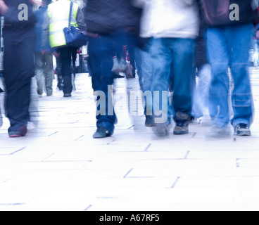 Una folla di persone che camminano giù per una strada Foto Stock