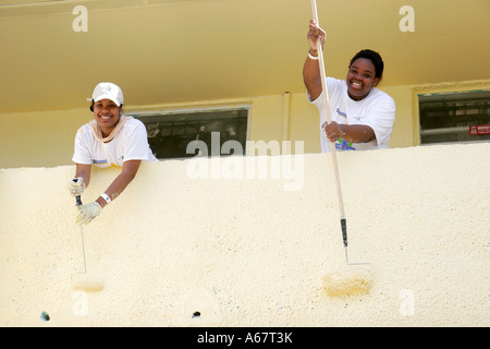 Miami Florida,Overtown,Town Park Village,case pubbliche convertite in proprietà,dipendenti di servizio della comunità sponsorizzati da aziende,co-lavoratori,volontariato Pain Foto Stock