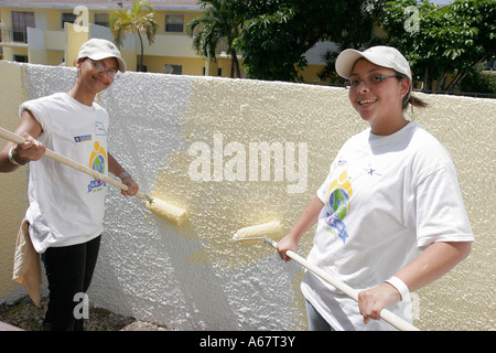 Miami Florida,Overtown,Town Park Village,case pubbliche convertite in proprietà,dipendenti di servizio della comunità sponsorizzati da aziende,co-lavoratori,volontariato Pain Foto Stock