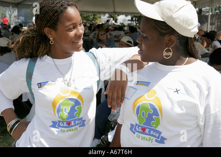 Miami Florida,Overtown,Town Park Village,Black woman female women,volontari volontari volontari volontari lavoratori del lavoro, lavoro di squadra che lavorano insieme serv Foto Stock