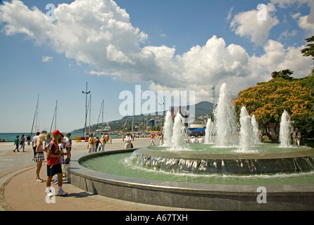 Il lungomare e la passeggiata sul mare con fontana, Jalta, Crimea, Ucraina, South-Easteurope, Europa Foto Stock