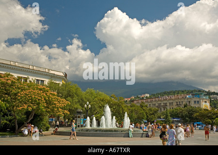 Il lungomare e la passeggiata sul mare con fontana, Jalta, Crimea, Ucraina, South-Easteurope, Europa Foto Stock