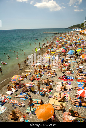 Affollata spiaggia pubblica, Promenade e dal lungomare di Jalta, Crimea, Ucraina, South-Easteurope, Europa Foto Stock