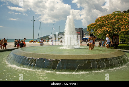Il lungomare e la passeggiata sul mare con fontana, Jalta, Crimea, Ucraina, South-Easteurope, Europa Foto Stock