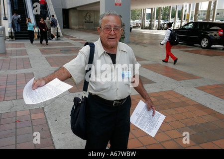 Miami Florida,Government Center,centro,cittadini anziani ispanici anziani,uomini maschi,distribuzione di letteratura antisemita,free speech,FL0703150 Foto Stock