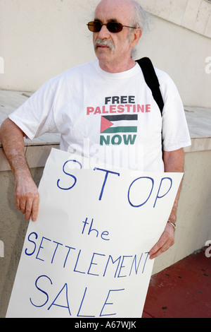 Miami Florida,Surfside,Shul di Bal Harbour sinagoga,Israele terra insediamento protesta,Israeli,Ebraici,ebrei,conflitto,uomo uomo maschio,Free Palestina shirt,si Foto Stock