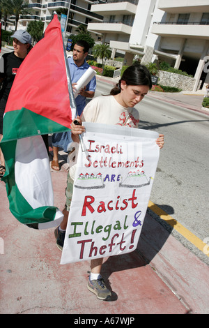 Miami Florida,Surfside,Shul of Bal Harbour sinagoga,Israele terra insediamento protesta,Israeli,Ebraici,Ebrei,conflitto,donne donne,Palestinesi bandiera, Foto Stock