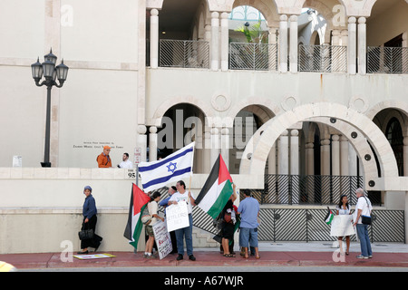 Miami Florida,Surfside,Shul of Bal Harbour sinagogue,Israele terra colonizzazione protesta,Israeliano,Ebraico,Ebraico,conflitto,Israele Palestinese bandiere,FL07031804 Foto Stock