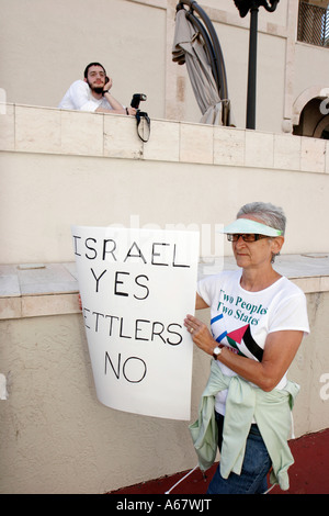 Miami Florida, Surfside, Shul di Bal Harbour Sinagoga, Israele terra insediamento protesta, israeliano, ebraico, ebraico, conflitto, adulti donne donne donne donne donna donne donna adulte Foto Stock