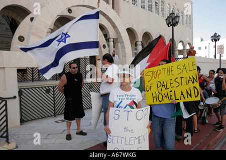 Miami Florida,Surfside,Shul di Bal Harbour sinagoga,Israele terra insediamento protesta,Israeli,Ebraici,Ebrei,conflitto,segni,bandiera israeliana,FL070318054 Foto Stock