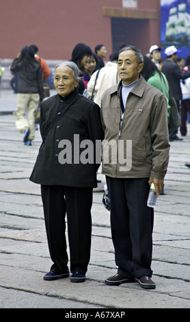Cina Pechino anziana coppia cinese pone rigidamente insieme per una foto in attesa di accedere alla Città Proibita Foto Stock