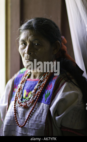 GUATEMALA ACAL anziani indigeni maya Mam donna in abito tradizionale di huipil corte e cinta Foto Stock