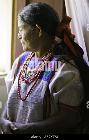 GUATEMALA ACAL anziani indigeni maya Mam donna in abito tradizionale di huipil corte e cintra Foto Stock